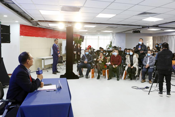 6答記者問